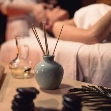 Aroma difüzörü, arka planda yüz masajı